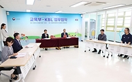 이주호 사회부총리 겸 교육부 장관이 14일 서울 중구 흥인초등학교에서 열린 늘봄학교 지원을 위한 ‘교육부-한국프로농구연맹(KBL) 업무협약식’에서 인사말을 하고 있다.