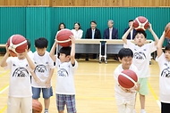 이주호 사회부총리 겸 교육부 장관이 14일 서울 중구 흥인초등학교 체육관에서 열린 2024 KBL 찾아가는 농구교실을 참관하고 있다.