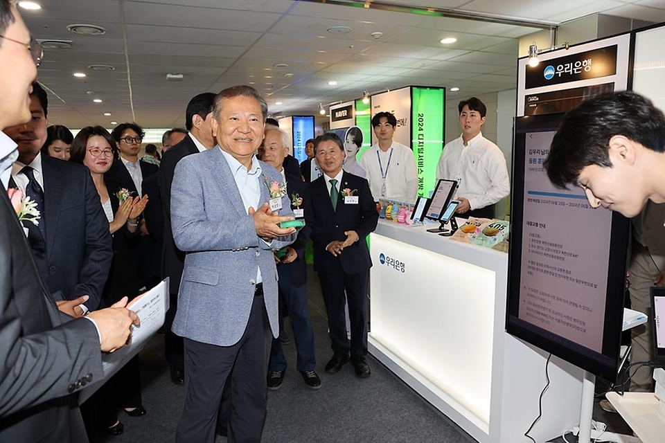 이상민 행정안전부 장관이 17일 서울 강서구 김포국제공항에서 열린 ‘2024년 디지털서비스 개방 개통식’에서 대국민 홍보 부스를 관람하고 있다.