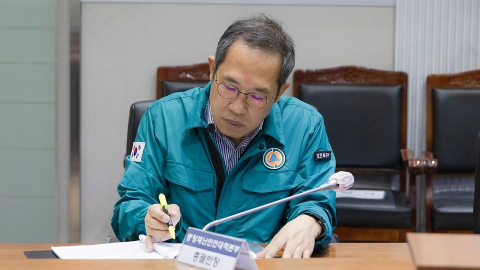 18일 조규홍 보건복지부 장관 주재로 의사 집단행동 중앙재난안전대책본부 회의를 개최하여 의료계 집단 진료거부 대응 상황 비상진료체계 운영 현황을 점검했다. 