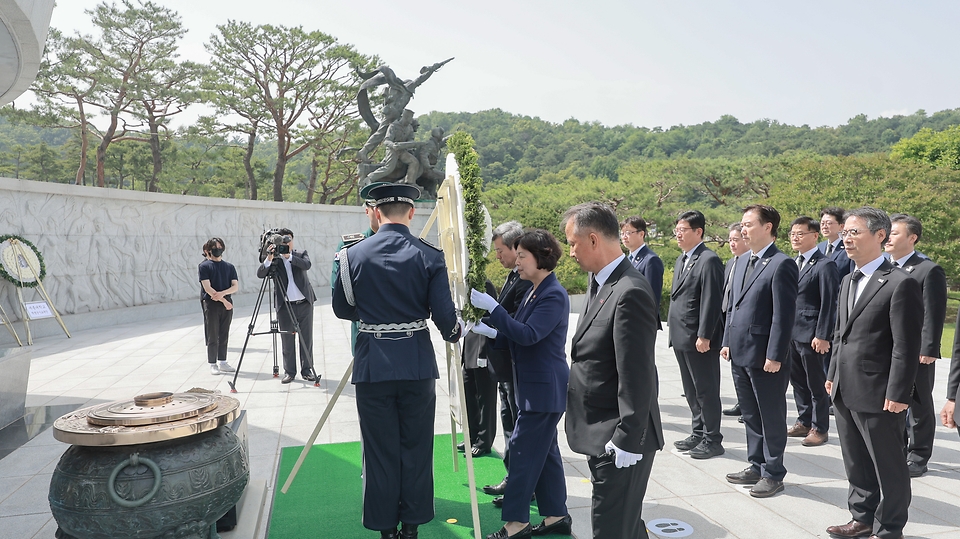 강정애 국가보훈부 장관이 24일 오후 서울시 동작구 국립서울현충원에서 열린 국가보훈부-KBS 보훈문화 확산 업무협약식에 참석해 박민 KBS 사장 및 주요내빈과 함께 충혼탑에 헌화·분향을 하고 있다.