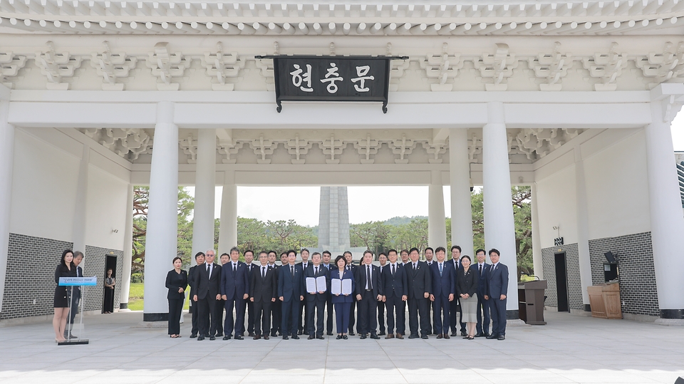 강정애 국가보훈부 장관이 24일 오후 서울시 동작구 국립서울현충원에서 열린 국가보훈부-KBS 보훈문화 확산 업무협약식에 참석해 박민 KBS 사장과 협약서에 서명 후 기념촬영을 하고 있다.