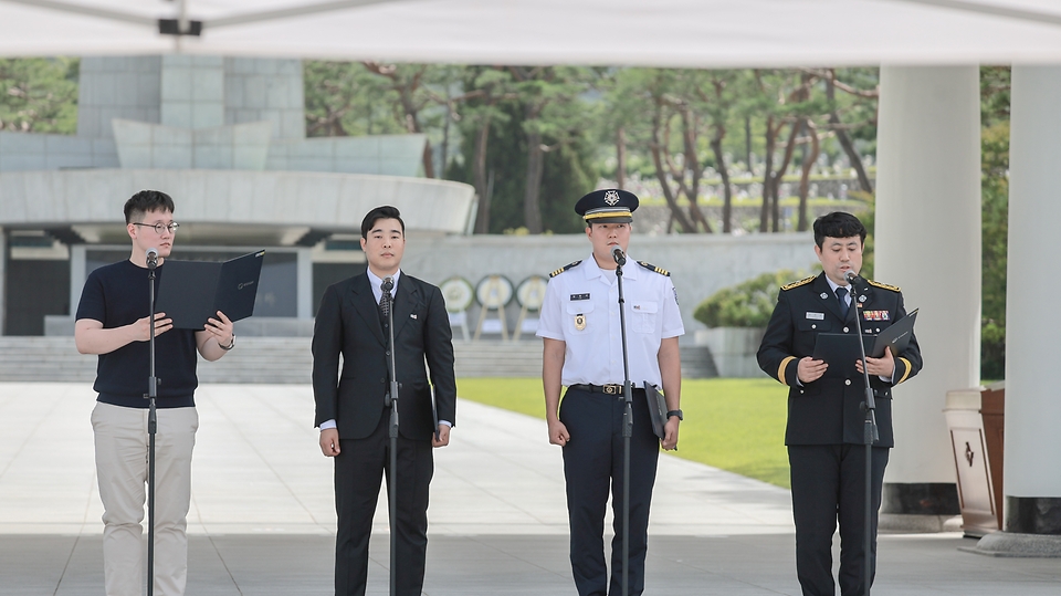 24일 오후 서울시 동작구 국립서울현충원에서 열린 국가보훈부-KBS 보훈문화 확산 업무협약식에서 모두의 보훈 드림 1호 기부 참여자들이 이해인 수녀가 헌정한 모두의 보훈 헌정 시를 함께 낭독하고 있다.