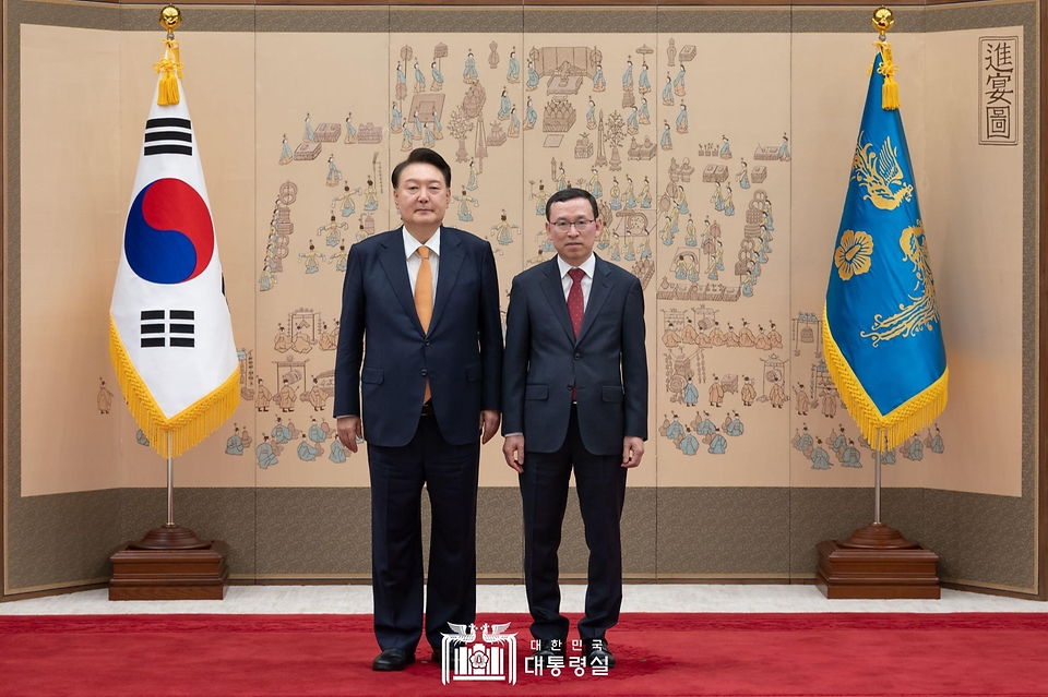 윤석열 대통령이 3일 서울 용산 대통령실 청사에서 열린 재외공관장 신임장 수여식에서 김득환 주과테말라대사에게 신임장을 수여한 뒤 기념 촬영을 하고 있다. 