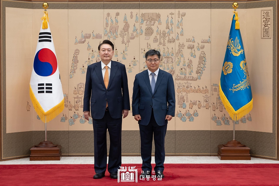 윤석열 대통령이 3일 서울 용산 대통령실 청사에서 열린 재외공관장 신임장 수여식에서 윤현수 주카타르대사에게 신임장을 수여한 뒤 기념 촬영을 하고 있다.