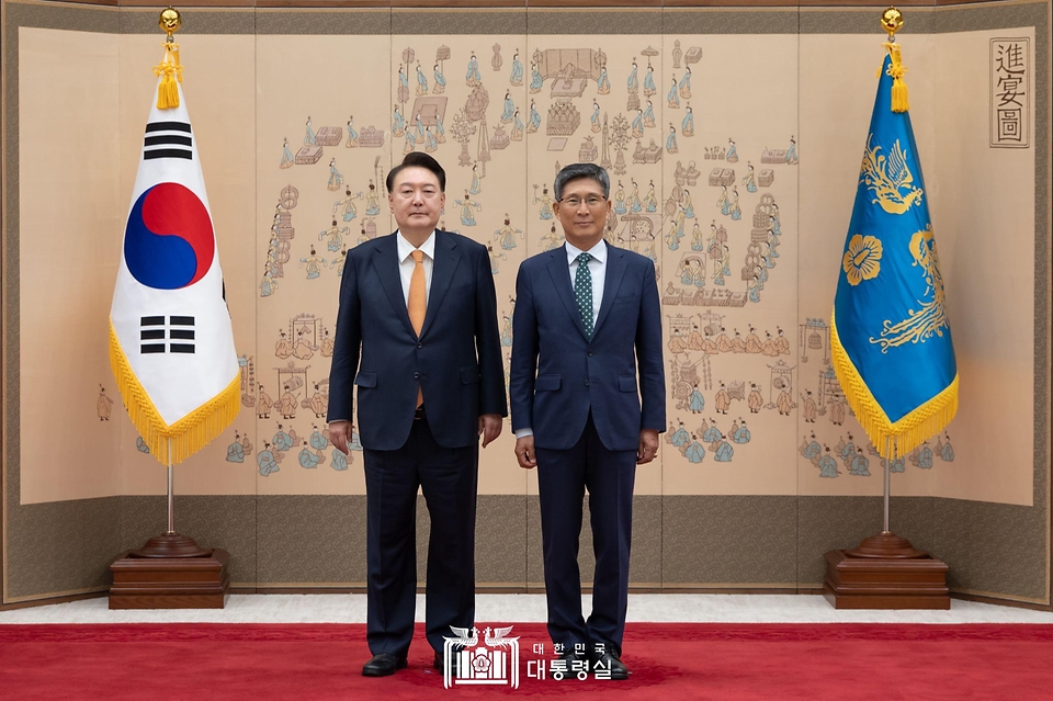 윤석열 대통령이 3일 서울 용산 대통령실 청사에서 열린 재외공관장 신임장 수여식에서 김판규 주나이지리아대사에게 신임장을 수여한 뒤 기념 촬영을 하고 있다. 