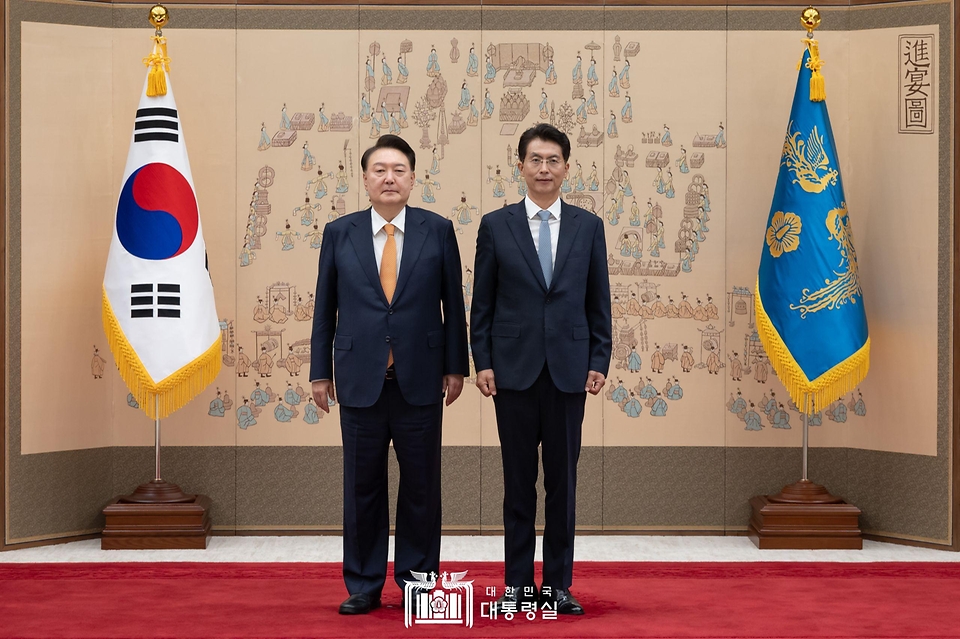 윤석열 대통령이 3일 서울 용산 대통령실 청사에서 열린 재외공관장 신임장 수여식에서 김필우 주요르단대사에게 신임장을 수여한 뒤 기념 촬영을 하고 있다. 