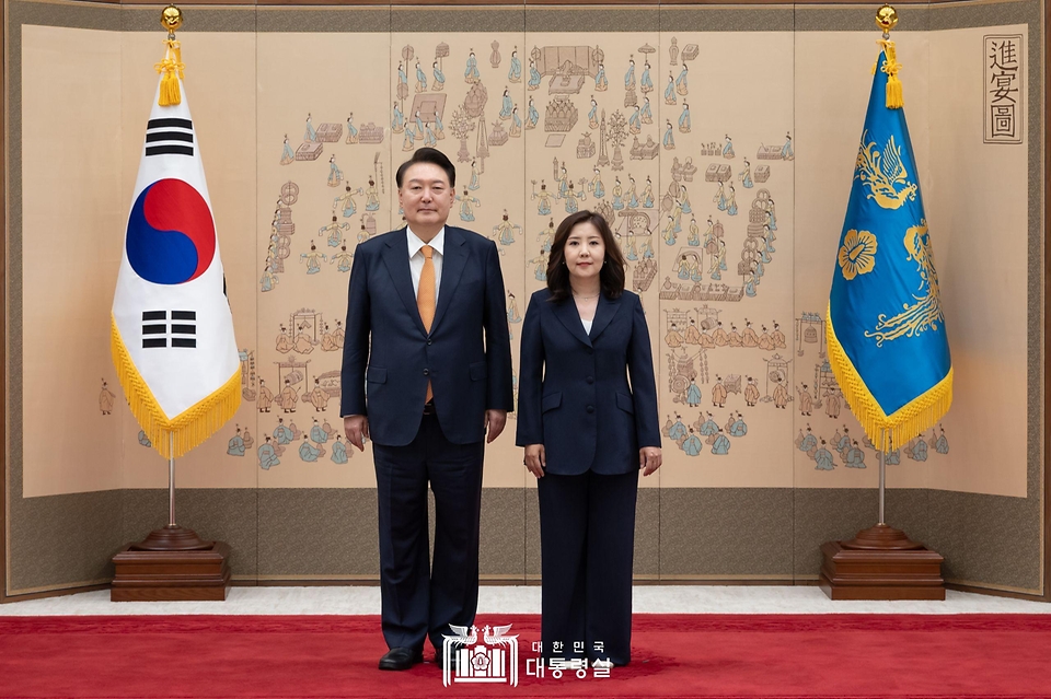 윤석열 대통령이 3일 서울 용산 대통령실 청사에서 열린 재외공관장 신임장 수여식에서 서민정 주노르웨이대사에게 신임장을 수여한 뒤 기념 촬영을 하고 있다. 