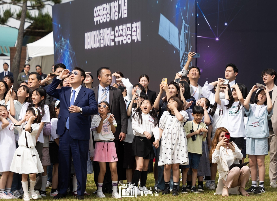 윤석열 대통령이 30일 경남 사천시 항공우주박물관에서 열린 ‘미래세대와 함께하는 우주항공 축제’에서 물로켓 발사 시연을 지켜보고 있다.