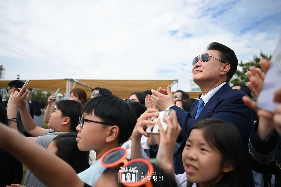 윤석열 대통령이 30일 경남 사천시 항공우주박물관에서 열린 ‘미래세대와 함께하는 우주항공 축제’에서 어린이들과 대한민국 공군 특수비행팀 블랙이글스의 축하비행을 관람하고 있다.