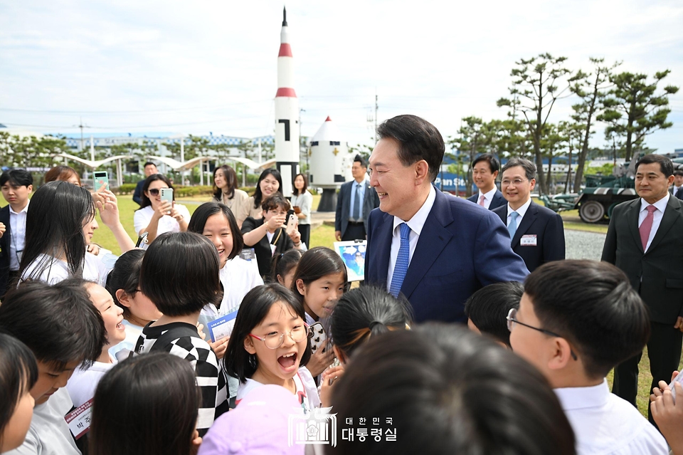 윤석열 대통령이 30일 경남 사천시 항공우주박물관에서 열린 ‘미래세대와 함께하는 우주항공 축제’에 입장하고 있다.