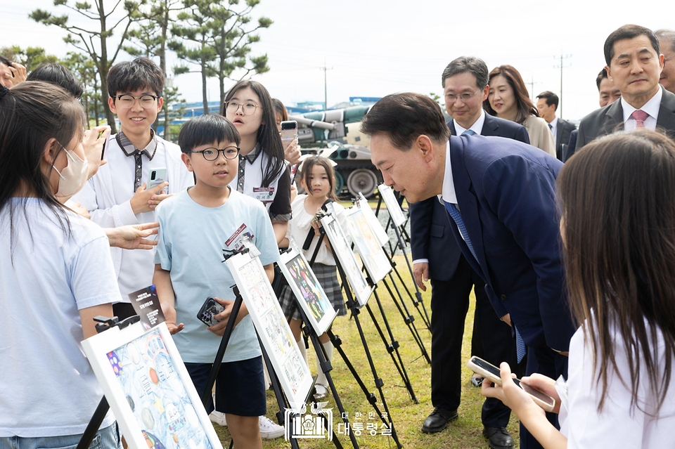 윤석열 대통령이 30일 경남 사천시 항공우주박물관에서 열린 ‘미래세대와 함께하는 우주항공 축제’에서 미술작품 수상작들을 관람하고 있다.