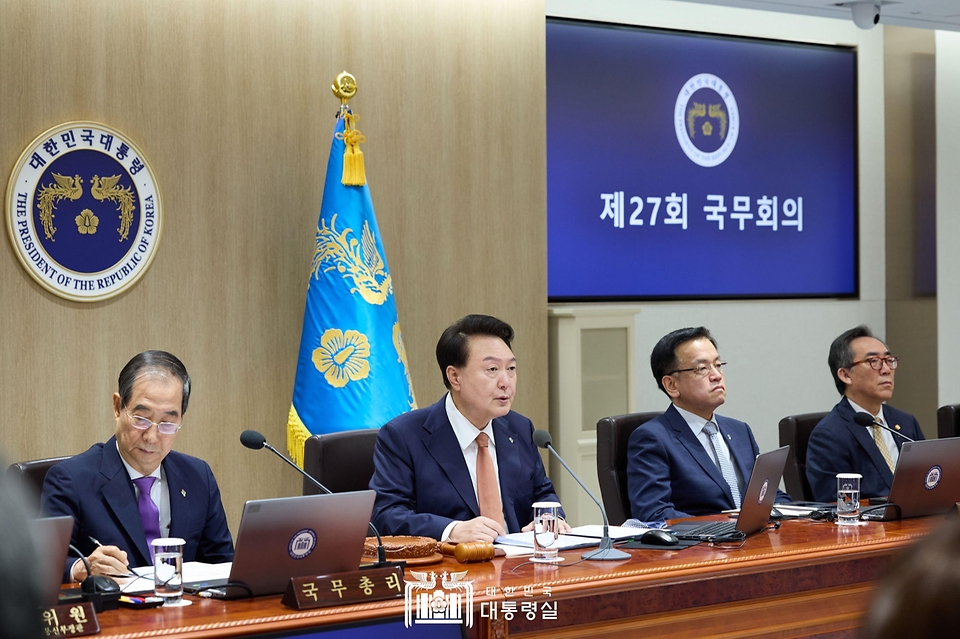 윤석열 대통령이 18일 서울 용산 대통령실 청사에서 열린 ‘제27회 국무회의’를 주재하며 발언하고 있다.
