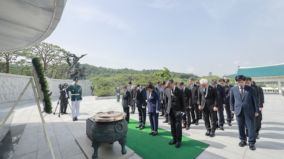 강정애 국가보훈부 장관이 24일 오후 서울시 동작구 국립서울현충원에서 열린 국가보훈부-KBS 보훈문화 확산 업무협약식에 참석해 박민 KBS 사장 및 주요내빈과 함께 충혼탑에 헌화·분향을 하고 있다.