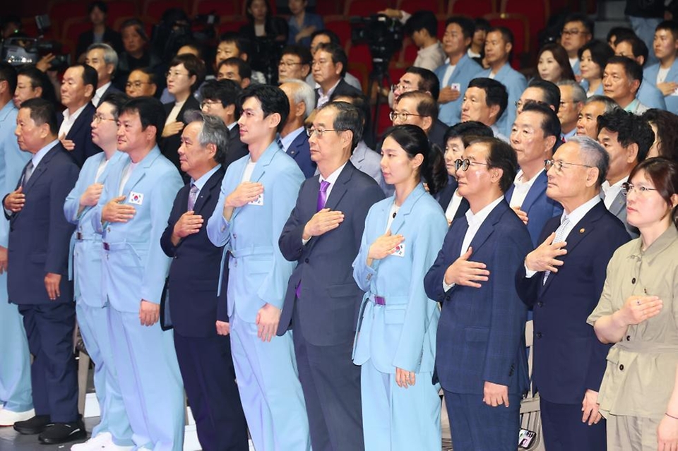 한덕수 국무총리가 9일 서울 송파구 올림픽공원 올림픽홀에서 열린 파리올림픽 선수단 결단식에서 국기에 경례하고 있다.