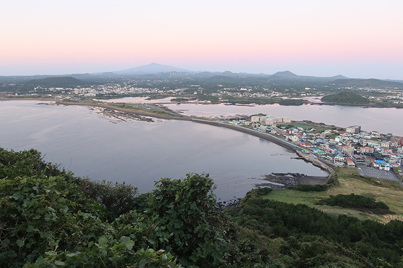 성산일출봉에서 본 광치기해변과 오조리와 성산리.