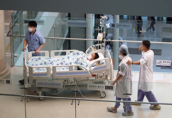대구의 한 대학병원 수술센터 앞에서 의료진이 환자 침상을 따라 이동하고 있다. (ⓒ뉴스1, 무단 전재-재배포 금지)