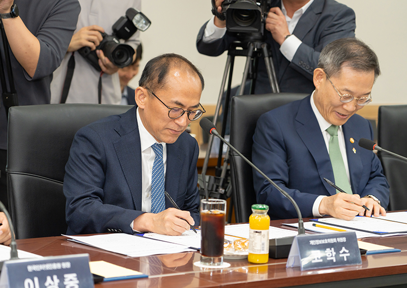 고학수 개인정보보호위원회 위원장(왼쪽)이 6월 3일 오후 서울 종로구 정부서울청사에서 개최된  AI·데이터 기반 보이스피싱 예방을 위한 업무협약식에서 MOU 서명을 하고 있다. (사진=개인정보보호위원회)