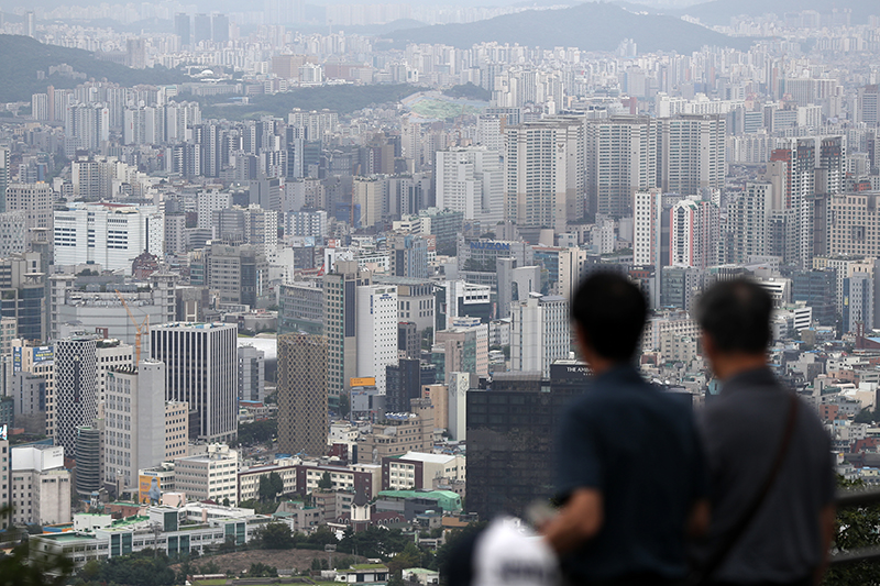 서울 중구 남산에서 바라본 서울 시내 아파트 등 주택 밀집 지역 모습. (ⓒ뉴스1, 무단 전재-재배포 금지)