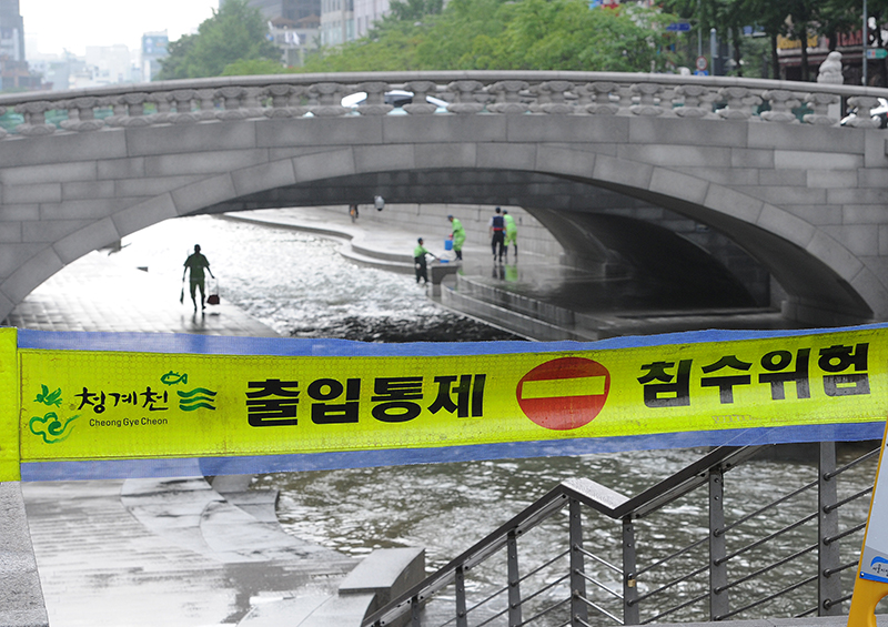 서울 청계천에 침수위험을 알리는 출입통제 차단막이 설치되어 있다. (ⓒ뉴스1, 무단 전재-재배포 금지)