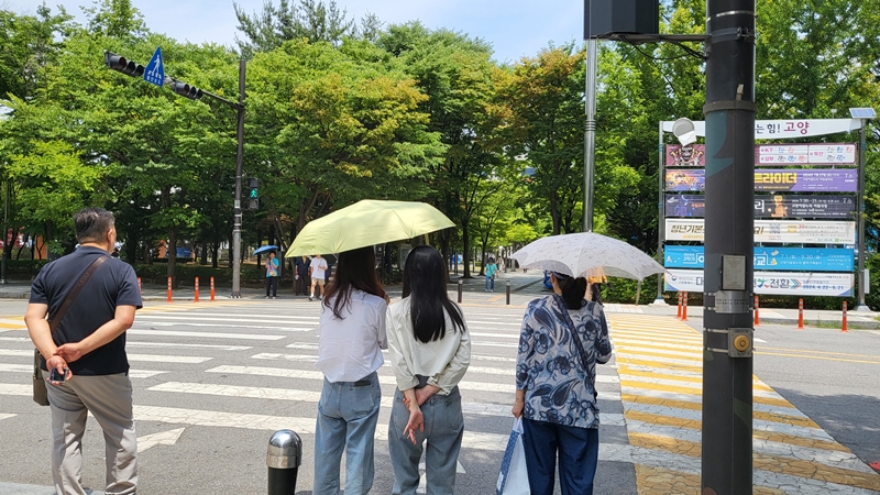 무더운 여름철, 양산과 가벼운 옷차림, 물병 등으로 스스로의 체온을 조절해야 온열질환을 예방할 수 있다.