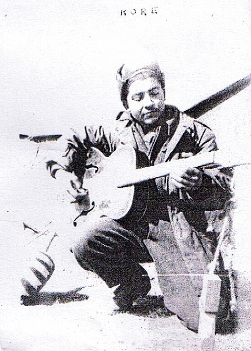 한국전쟁 참전 당시의 사딕 아심길 씨 모습. 참담한 전쟁 중에도 그는 직접 악기를 만들어 전우들과 함께 연주하고 노래하며 위로의 시간을 보냈다. 제공 일라이다 아심길