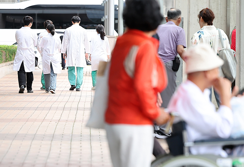 서울 서초구 서울성모병원에서 의료진이 발걸음을 옮기고 있다. (ⓒ뉴스1, 무단 전재-재배포 금지)