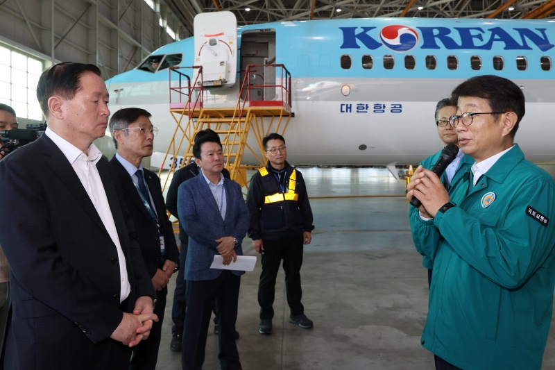 박상우 국토교통부 장관이 6월 26일 오전 인천국제공항 대한항공 정비고에서 항공 분야 안전관리를 점검하고 있다.(ⓒ뉴스1, 무단 전재-재배포 금지)