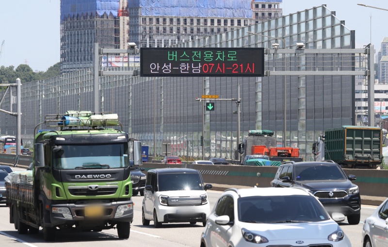 지난 6월 3일 경기 화성시 동탄분기점에서 화물차를 비롯한 많은 차량이 이동하고 있다.(ⓒ뉴스1, 무단 전재-재배포 금지)