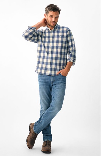 Man wearing standard fit jeans