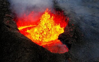 Bursts of lava during the Sundhnúkur eruption on Reykjanes Peninsula, Iceland