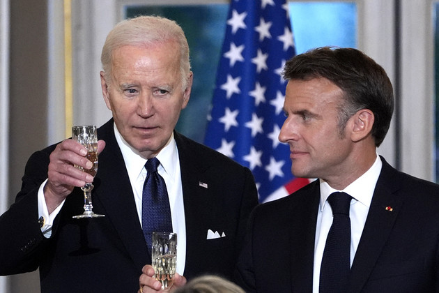 Joe Biden (left) and Emmanuel Macron toast during a state dinner.