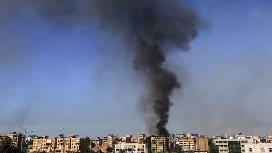 De la fumée s'élève des bâtiments touchés par une frappe aérienne israélienne qui a visé la banlieue sud de Beyrouth, le 3 octobre 2024.