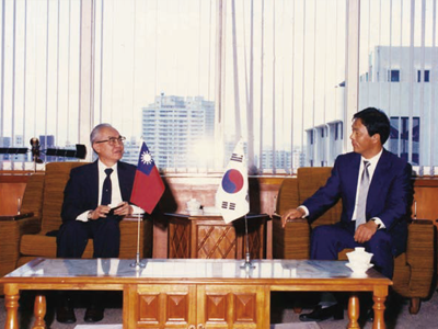 1990년 5월 대만 전신총국장 P.Y. Lee와 협력방안을 협의하는 박영일 소장