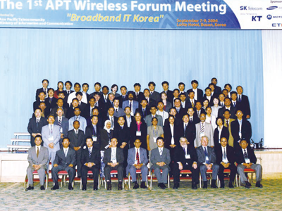 2004년 9월 7일에서 9일까지 부산에서 열린 제1차 APT무선 포럼(APT Wireless Forum) 회의. 한국의 주도로 설립된 AWF는 제1차 회의에서 통신과 방송의 융합에 따른 아태지역 각국의 규제 및 정책을 논의하는 업무그룹(TG3)을 출범시켰다
