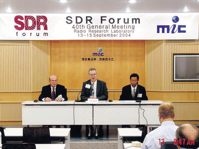 2004년 9월 13일부터 15일까지 미국 등 7개국이 참가한 가운데 전파연구소에서 열린 SDR포럼(Software Defined RadioForum) 회의