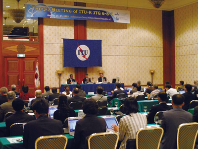 2005년 8월 25일부터 31일까지 서울에서 개최된 제3차 ITU-R JTG 6-8-9 회의. 2500~2690㎒ 대역에서 위성DMB, IMT-2000 서비스 등이 적절하게 주파수를 사용할 수있는 기술적 토대를 마련했다