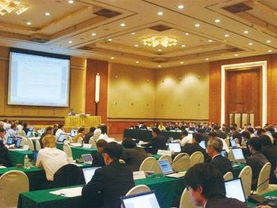 2007년 1월 8일부터 12일까지 태국 방콕에서 개최된 제4차 APG-07(APT Conference Preparatory Group meeting for WRC-07) 회의. 우리나라는 산학연 관계전문가로 구성된 30여 명의 대표단을 파견했다. 회의에서는 IMT-Advanced용 주파수 분배, WRC-03에서 IMT-2000 용으로 분배된 2.5㎓ 대역에서 위성업무와 지상업무(이동통신 등)간 주파수 공유를 위한 기술적 조건 등의 문제가 논의되었다