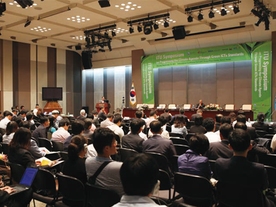 2011년 9월 19일 ITU-T SG5 회의 개막하루 앞서 서울 프레스센터에서 열린 그린ICT표준을 통한 기후변화 어젠다 대응ITU 심포지엄. 국립전파연구원, ITU, KCC가 공동 개최하고 KT, ETRI가 후원했으며, 34개국 기후변화 대응 관련 전문가200여 명이 참석했다