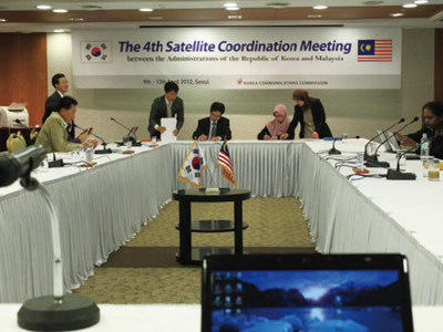 2012년 4월 9일부터 13일까지 서울에서 열린 제4차 한·말레이시아 정부간 위성망 조정회의. 국립전파연구원을 비롯해 합참, 한국전자통신연구원, KT 등의 위성 전문가들이 무궁화 위성의 안정적 운용을 위한 전파간섭 조정 등 24개의 의제에 걸쳐 말레이시아 정부 및 위성 기관을 상대로 협상했다