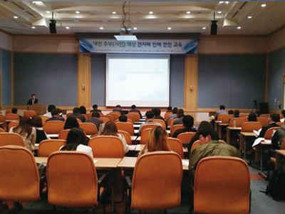 2015년 10월 20일 대전에서 개최한 주부대상 전자파 안전 교육. 일상생활에서 흔히 사용하는 가전제품의 전자파에 대한 올바른 정보와 안전한 사용방법 안내. 8월 빛가람혁신도시를 시작으로 10월 대전과 서울에서 주부대상 교육이 실시되었다
