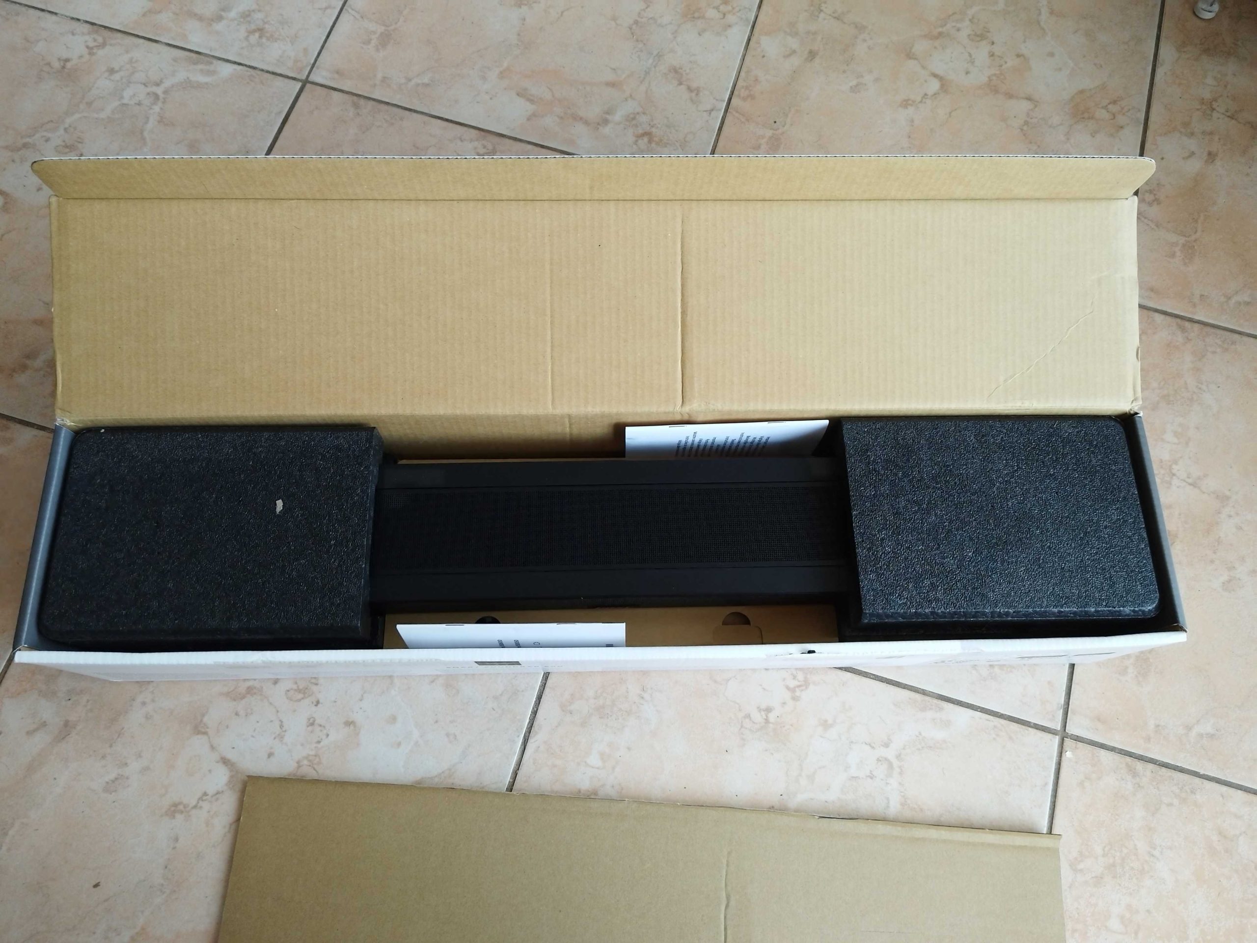 Geöffnete Verpackung der Bose Smart 600 Soundbar