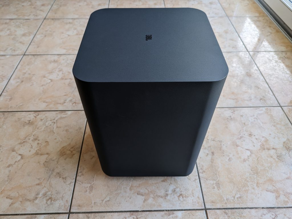 Subwoofer der JBL Bar 800 Soundbar von vorne