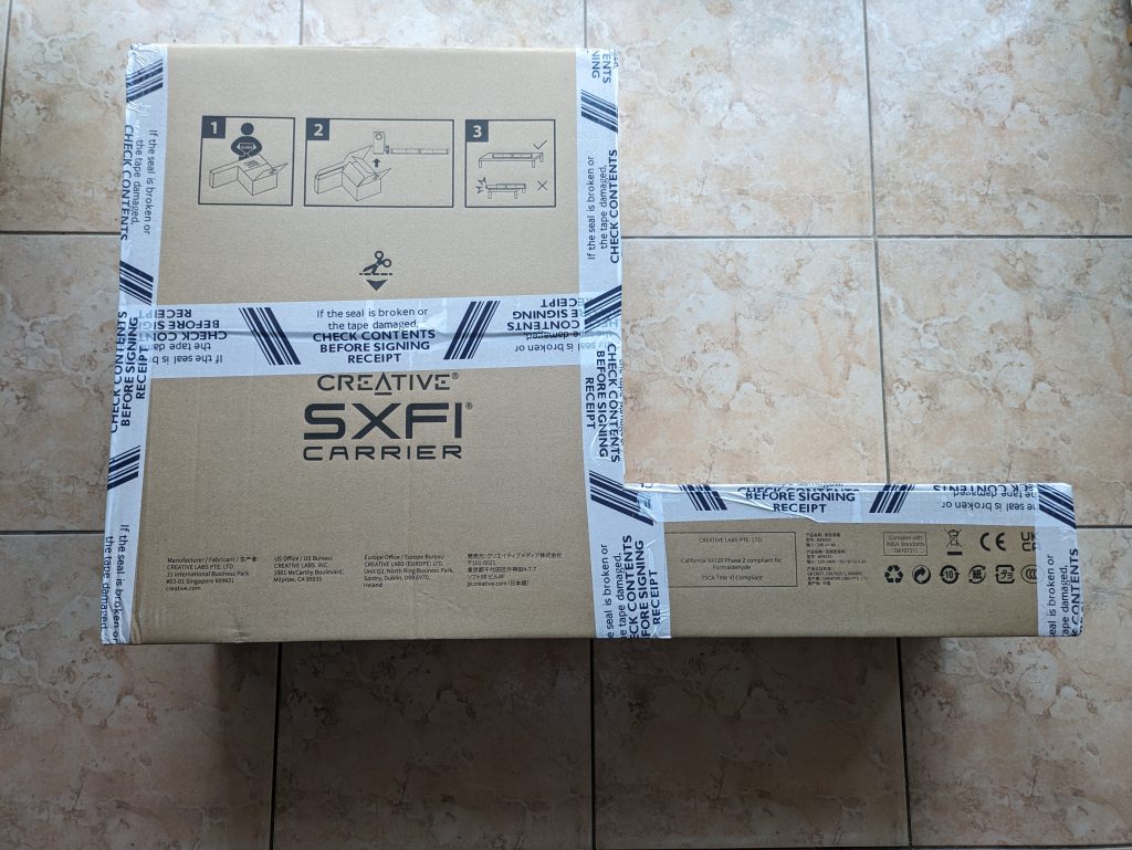 Verpackung der Creative SXFI CARRIER Soundbar von hinten