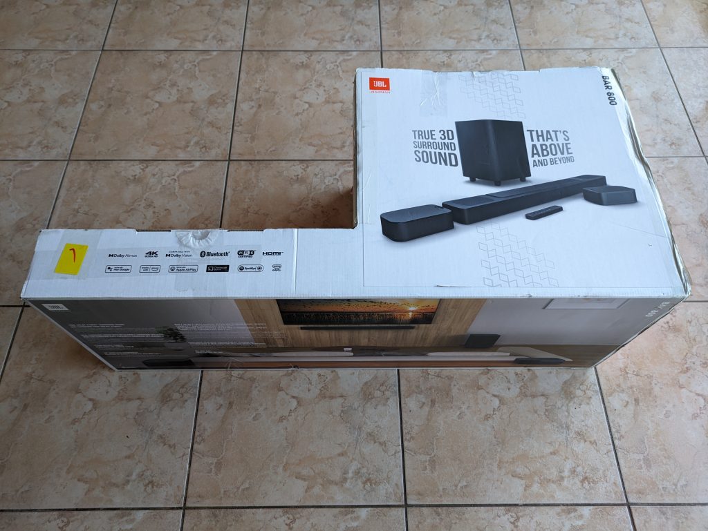 Verpackung der JBL Bar 800 Soundbar von vorne