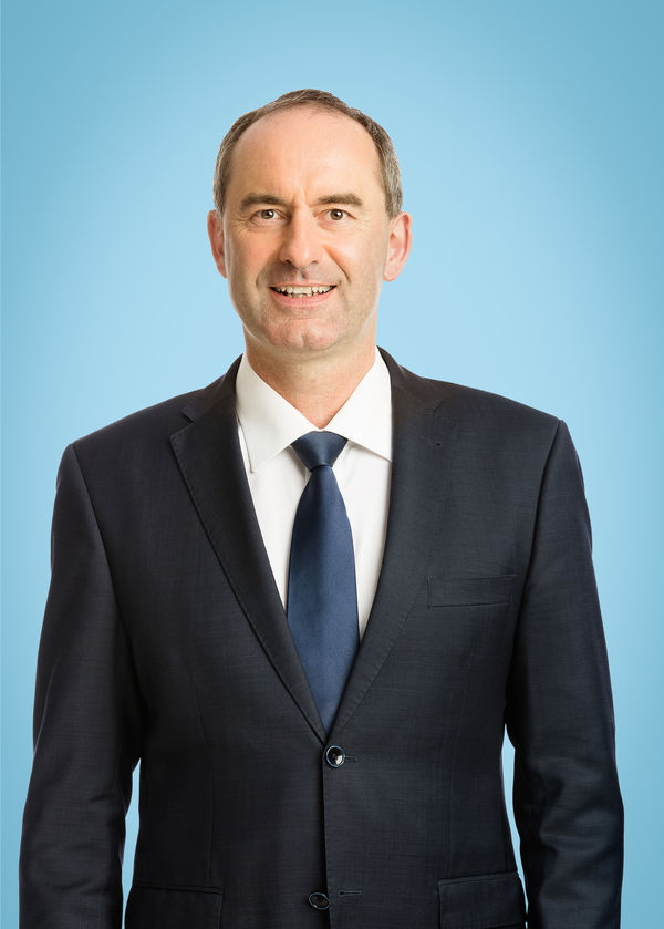 Portraitfotos von Staatsminister Hubert Aiwanger