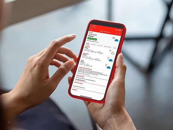 Ein Smartphone wird in der Hand gehalten während die Wetter Plus-App der Wiener Städtischen geöffnet ist.