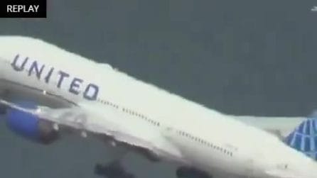 Aereo della United Airlines perde uno pneumatico durante il decollo: il video