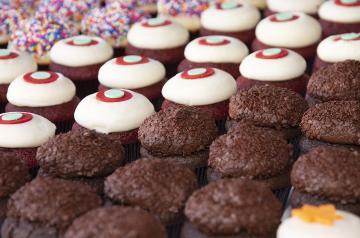 Rows of cupcakes with thick frosting